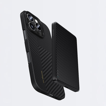 Apple iPhone 16 Pro Max Kılıf Magsafe Şarj Özellikli Karbon Fiber Benks Yeni Seri Montage ArmorAir Kevlar Kapak