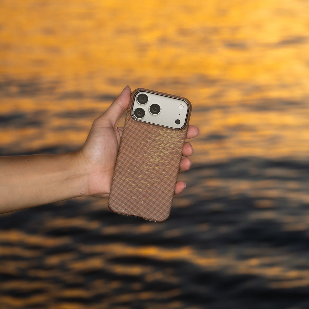 Apple iPhone 17 Pro Kılıf M-safe Şarj Özellikli Aramid Fiber Pitaka Glints of Gold Ultra Slim Serisi Kapak