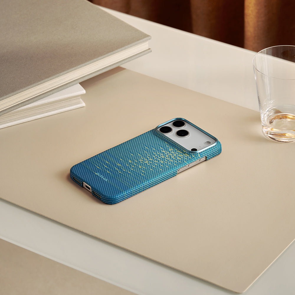 Apple iPhone 17 Pro Kılıf M-safe Şarj Özellikli Aramid Fiber Pitaka Glints of Gold Ultra Slim Serisi Kapak